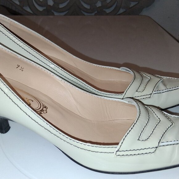 Tod's Shoes - EUC Tod's Ivory Patent Leather Driving Kitten Heel 7.5 Italy Black Stitching